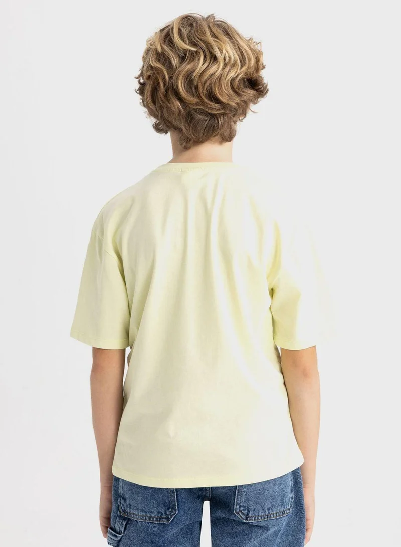 ديفاكتو تيشيرت بأكمام قصيرة بقصة واسعة وطبعة ثلاثية الأبعاد